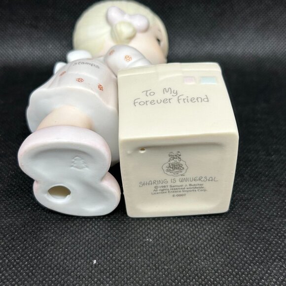 Precious Moments "Sharing is universal" 1987 Collector's Club figurine - Picture 3 of 3